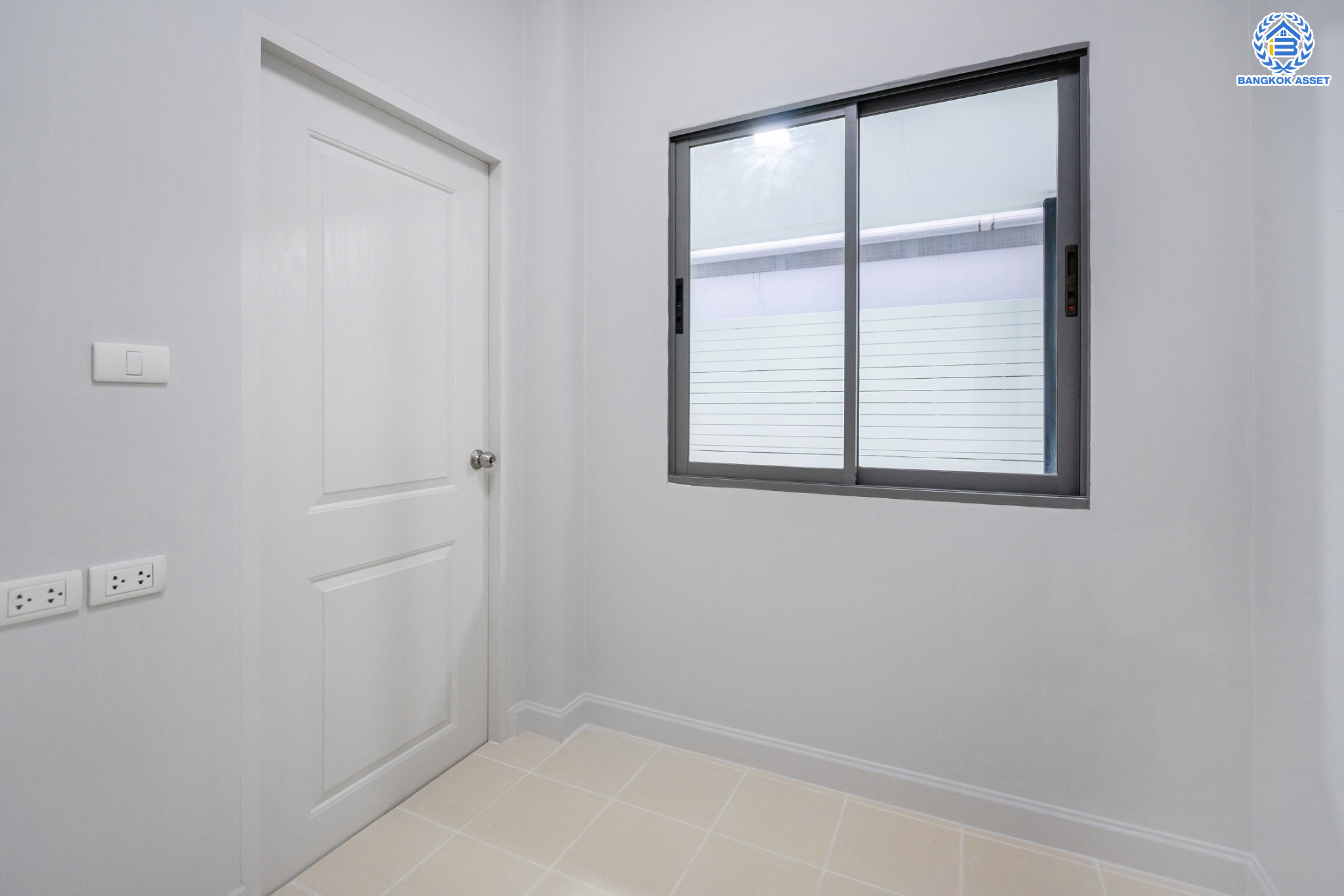 บ้านมือสองตกแต่งใหม่ ม.เพอร์เฟคเพลส แจ้งวัฒนะ บ้านเดี่ยวหลังใหญ่ เนื้อที่ 61.9 ตร.ว. ฟังก์ชัน 3 ห้องนอน 4 ห้องน้ำ 1 ห้องแม่บ้าน จอดรถได้ 2 คัน รองรับทุกการอยู่อาศัย บนทำเลศักยภาพ ใกล้เซ็นทรัลแจ้งวัฒนะ ทางด่วน และรถไฟฟ้าสายสีชมพู "สถานีแยกปากเกร็ด"